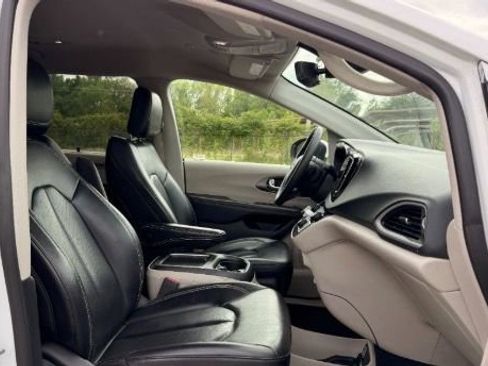 Used 2023 Chrysler Pacifica Touring-L FWD image 11
