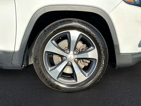 Used 2019 Jeep Cherokee Limited image 30