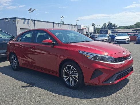 Used 2023 Kia Forte LXS w/ LXS Technology Package FWD image 3