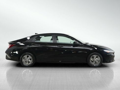 Certified 2025 Hyundai Elantra SE FWD image 6