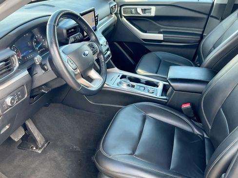 Used 2022 Ford Explorer XLT w/ Equipment Group 202A image 10