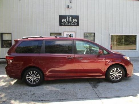 Used 2018 Toyota Sienna XLE image 6