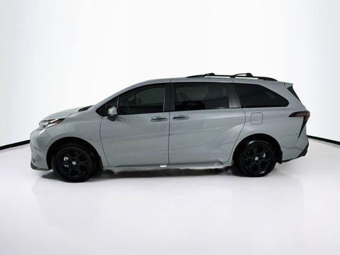 Used 2025 Toyota Sienna XLE Woodland Edition AWD/4WD image 5