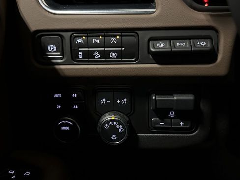 Used 2024 Chevrolet Suburban High Country w/ Premium Package AWD/4WD image 19