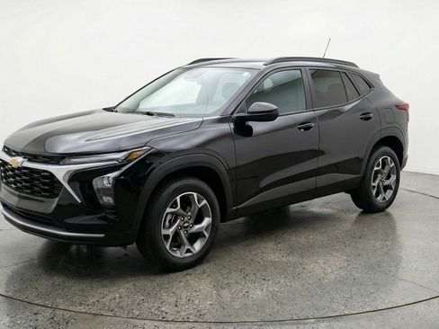 Used 2025 Chevrolet Trax LT w/ LT Convenience Package image 3