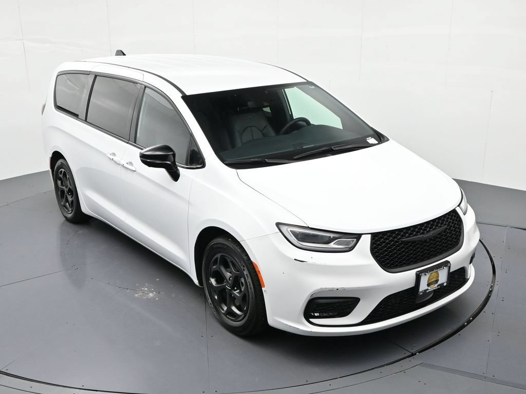 Used 2024 Chrysler Pacifica Limited FWD image 16