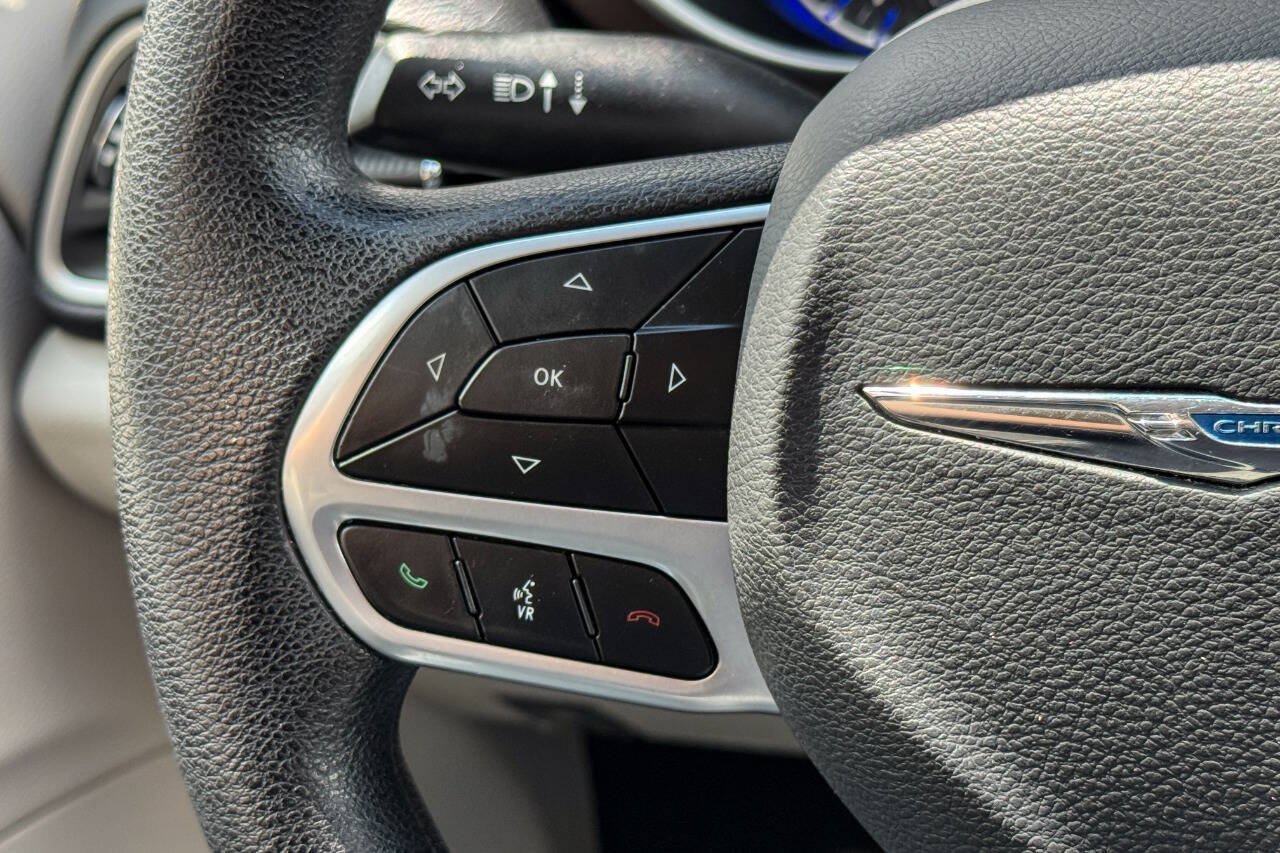 Used 2020 Chrysler Voyager L FWD image 22