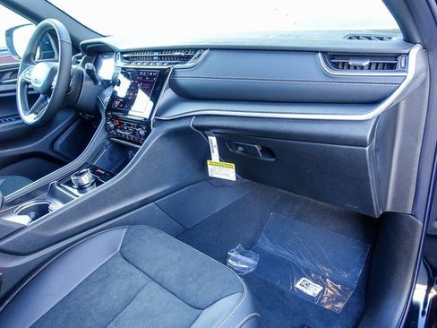 New 2025 Jeep Grand Cherokee Altitude image 28