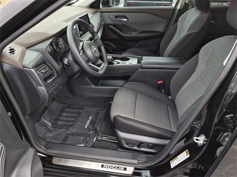 Used 2023 Nissan Rogue SV image 17