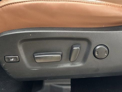 Used 2019 Toyota Highlander Limited FWD image 29
