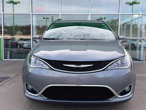 Used 2020 Chrysler Pacifica Touring-L image 3