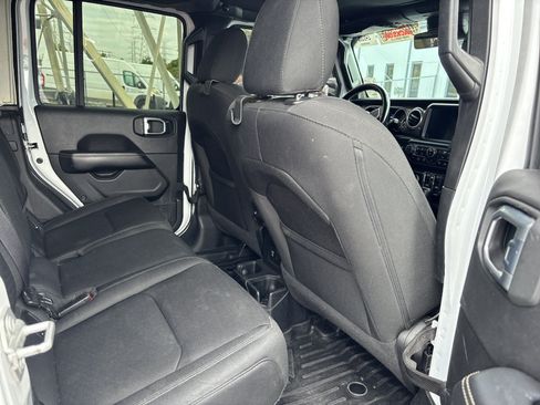 Used 2020 Jeep Gladiator Overland AWD/4WD image 4
