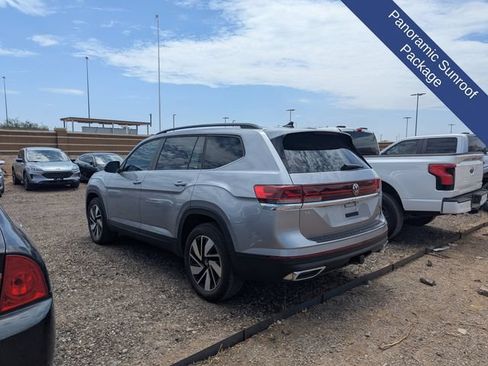 Used 2024 Volkswagen Atlas SE w/ Panoramic Sunroof Package FWD image 9