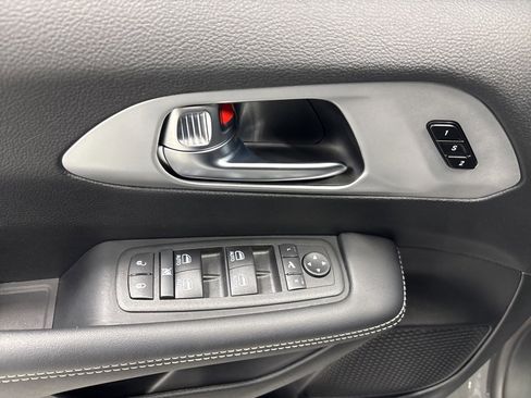 Used 2025 Chrysler Pacifica Limited image 30