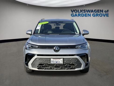 Used 2025 Volkswagen Taos SE image 3