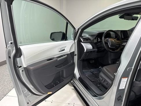 Used 2021 Toyota Sienna XSE FWD image 13