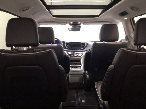 Used 2023 Chrysler Pacifica Limited w/ Trailer Tow Group AWD/4WD image 13