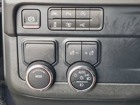 Used 2025 Chevrolet Suburban Premier RWD image 21