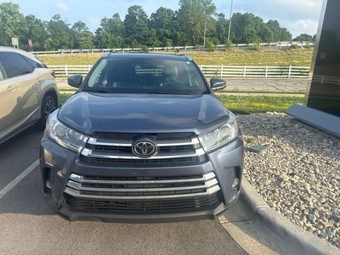 Used 2019 Toyota Highlander Limited AWD/4WD image 2