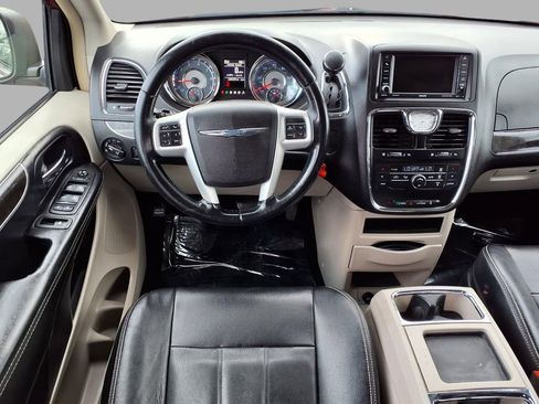 Used 2014 Chrysler Town & Country Touring FWD image 4