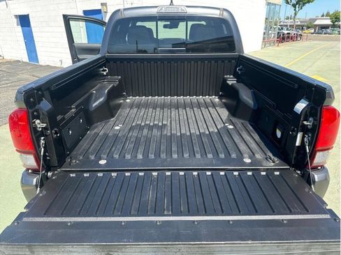 Used 2018 Toyota Tacoma TRD Sport w/ Exterior Package AWD/4WD image 23