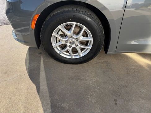Used 2023 Chrysler Pacifica Touring-L image 25
