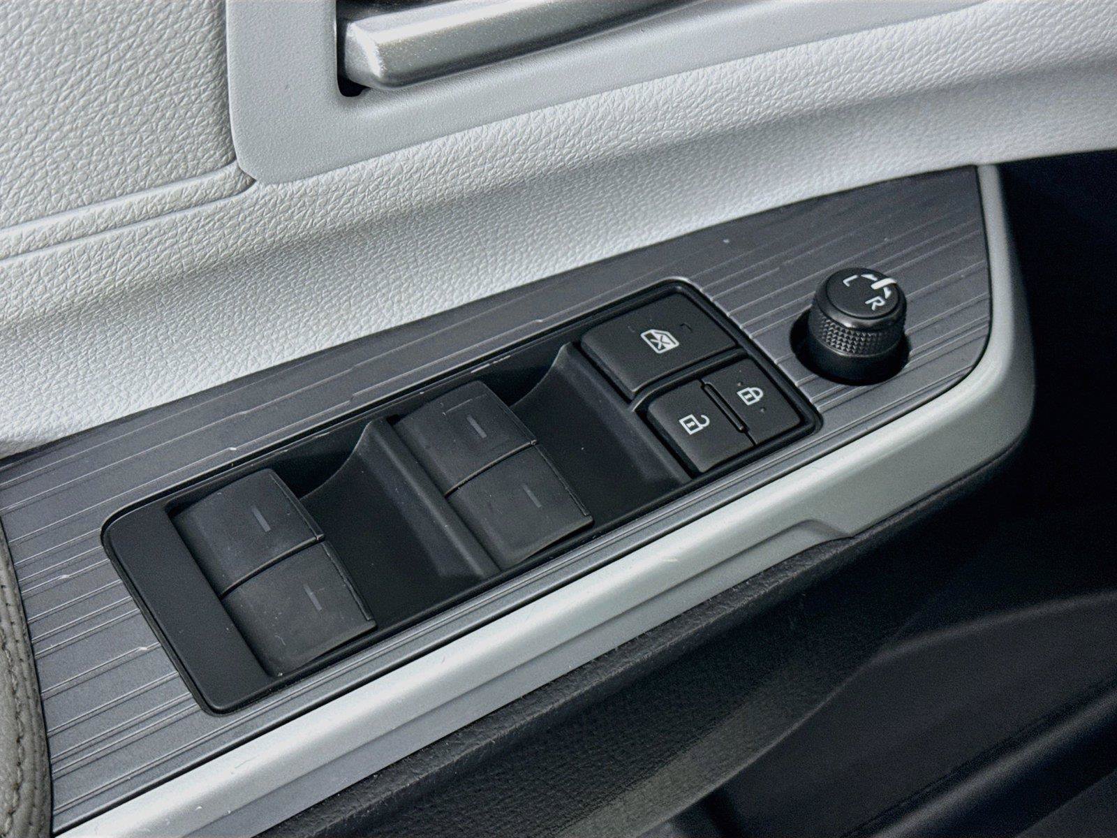 Certified 2025 Toyota Sienna XLE FWD image 28
