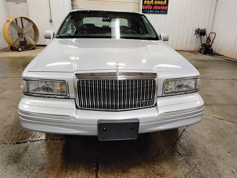 Used 1997 Lincoln Town Car Executive RWD image 7