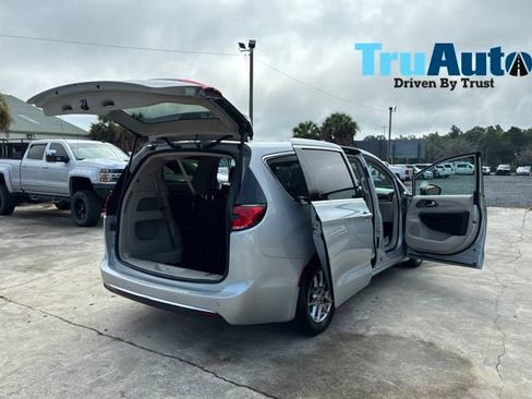 Used 2023 Chrysler Pacifica Touring-L FWD image 15
