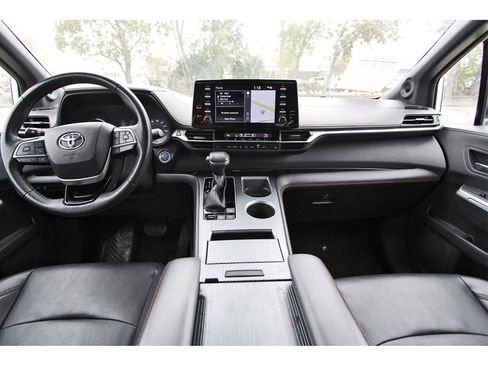 Used 2023 Toyota Sienna XSE image 9