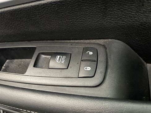 Used 2025 Chrysler Pacifica Limited image 34