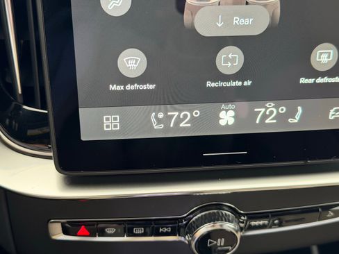 New 2026 Volvo XC90 B6 Plus w/ Protection Package Premier image 18