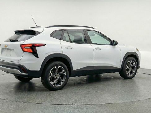 Used 2025 Chevrolet Trax LT w/ LT Convenience Package FWD image 9