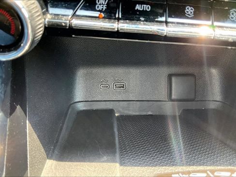 Used 2025 Chevrolet Traverse LT AWD/4WD image 16