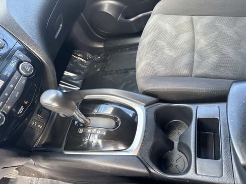 Used 2016 Nissan Rogue SV image 29
