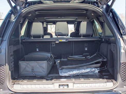 Used 2025 Land Rover Discovery Dynamic SE image 38