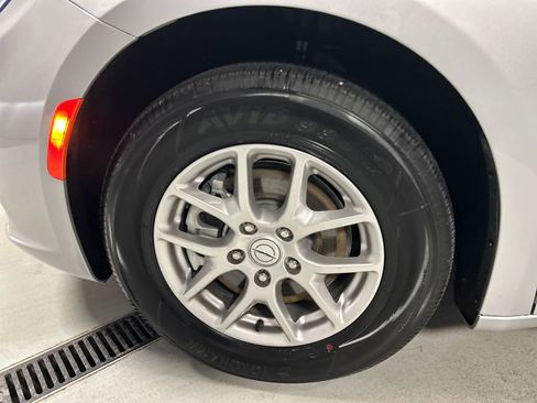 Used 2026 Chrysler Pacifica Select image 9