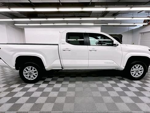 Used 2025 Toyota Tacoma SR5 AWD/4WD image 15