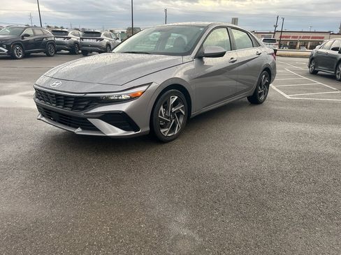 Certified 2025 Hyundai Elantra SEL image 3