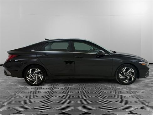 Used 2024 Hyundai Elantra Limited image 2