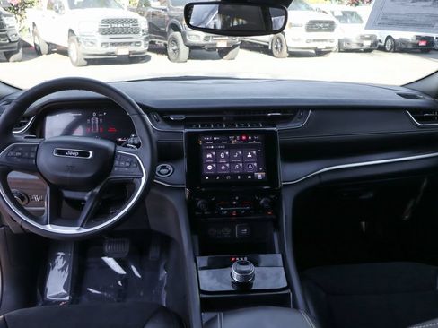 Used 2024 Jeep Grand Cherokee Altitude RWD image 21