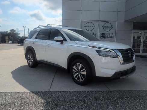 Certified 2024 Nissan Pathfinder SL FWD image 1