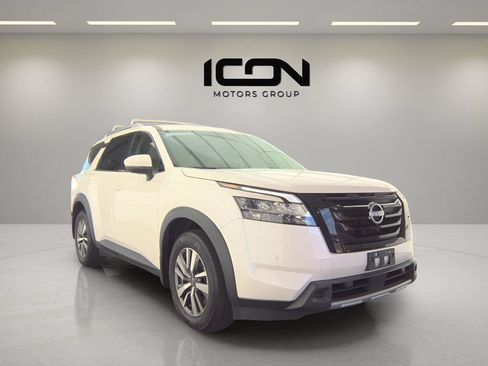 Used 2024 Nissan Pathfinder SL w/ Black Appearance Package AWD/4WD image 4