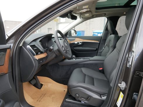 Used 2025 Volvo XC90 B6 Plus w/ Protection Package Premier image 5