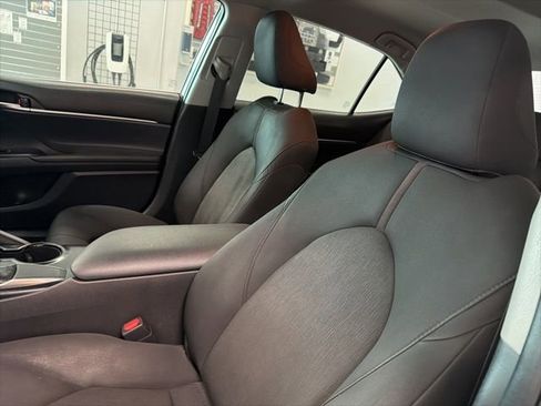 Used 2018 Toyota Camry LE image 16