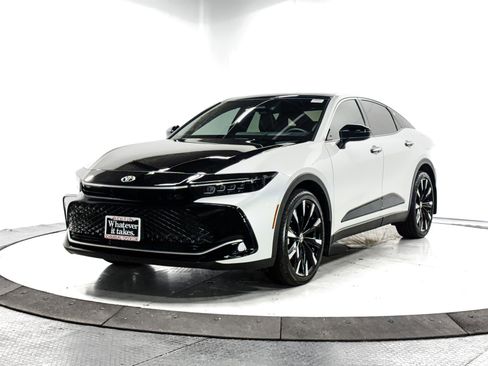 Certified 2025 Toyota Crown Platinum image 3