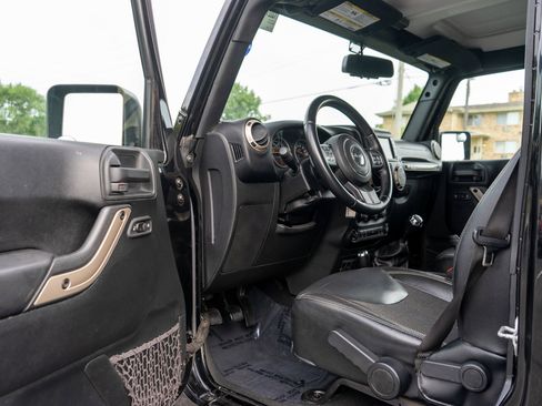 Used 2017 Jeep Wrangler Unlimited Sahara AWD/4WD image 13
