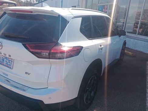 Used 2024 Nissan Rogue SV w/ SV Premium Package image 38