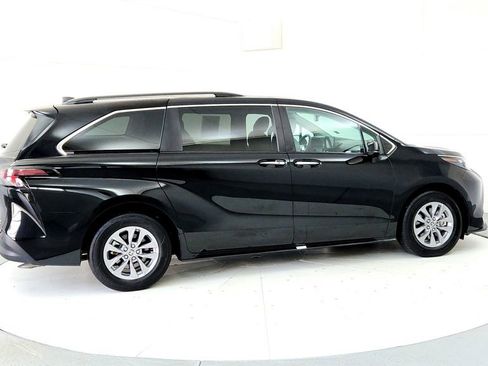 Certified 2024 Toyota Sienna XLE FWD image 6