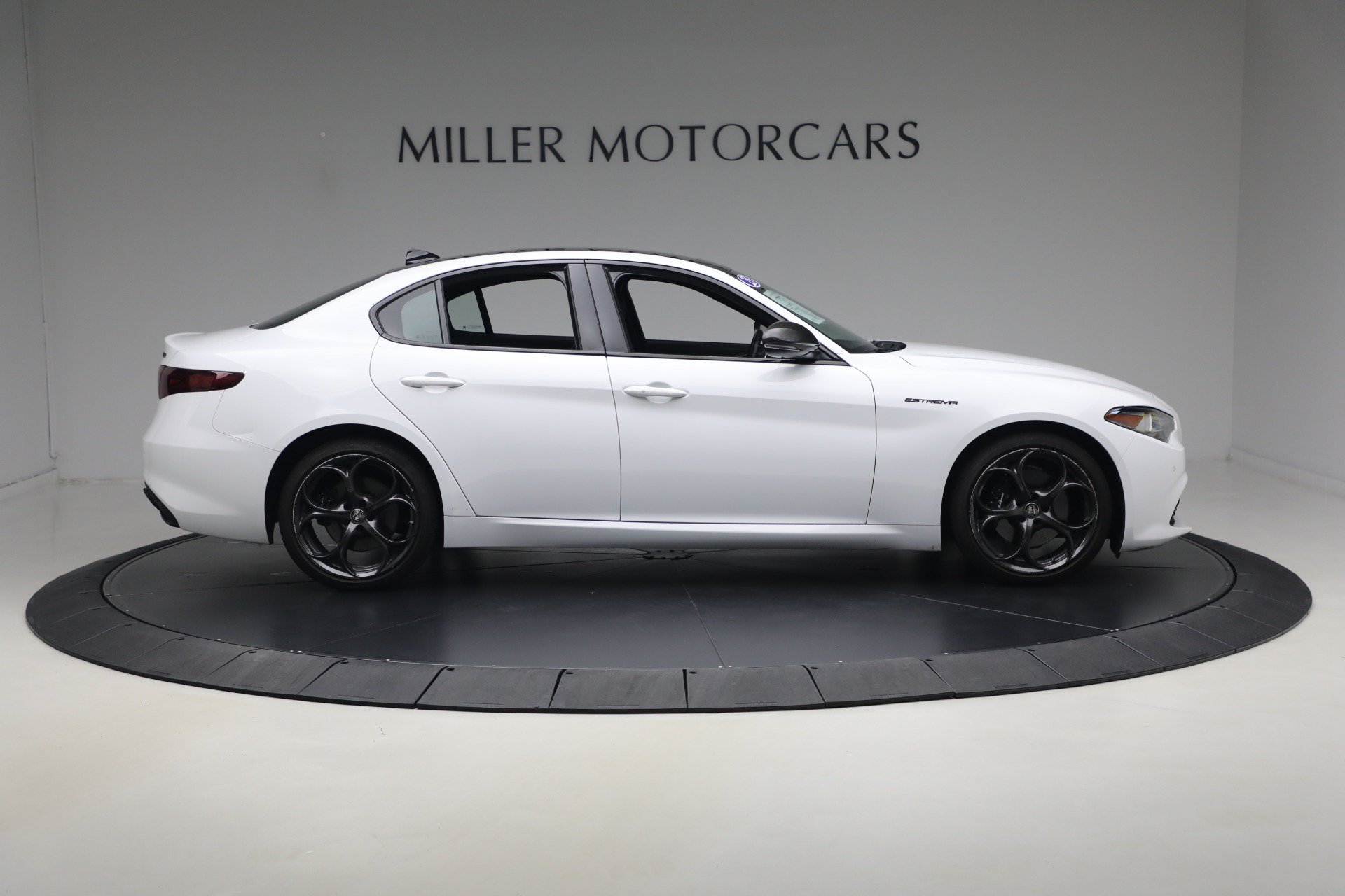 Used 2023 Alfa Romeo Giulia Estrema AWD/4WD image 9